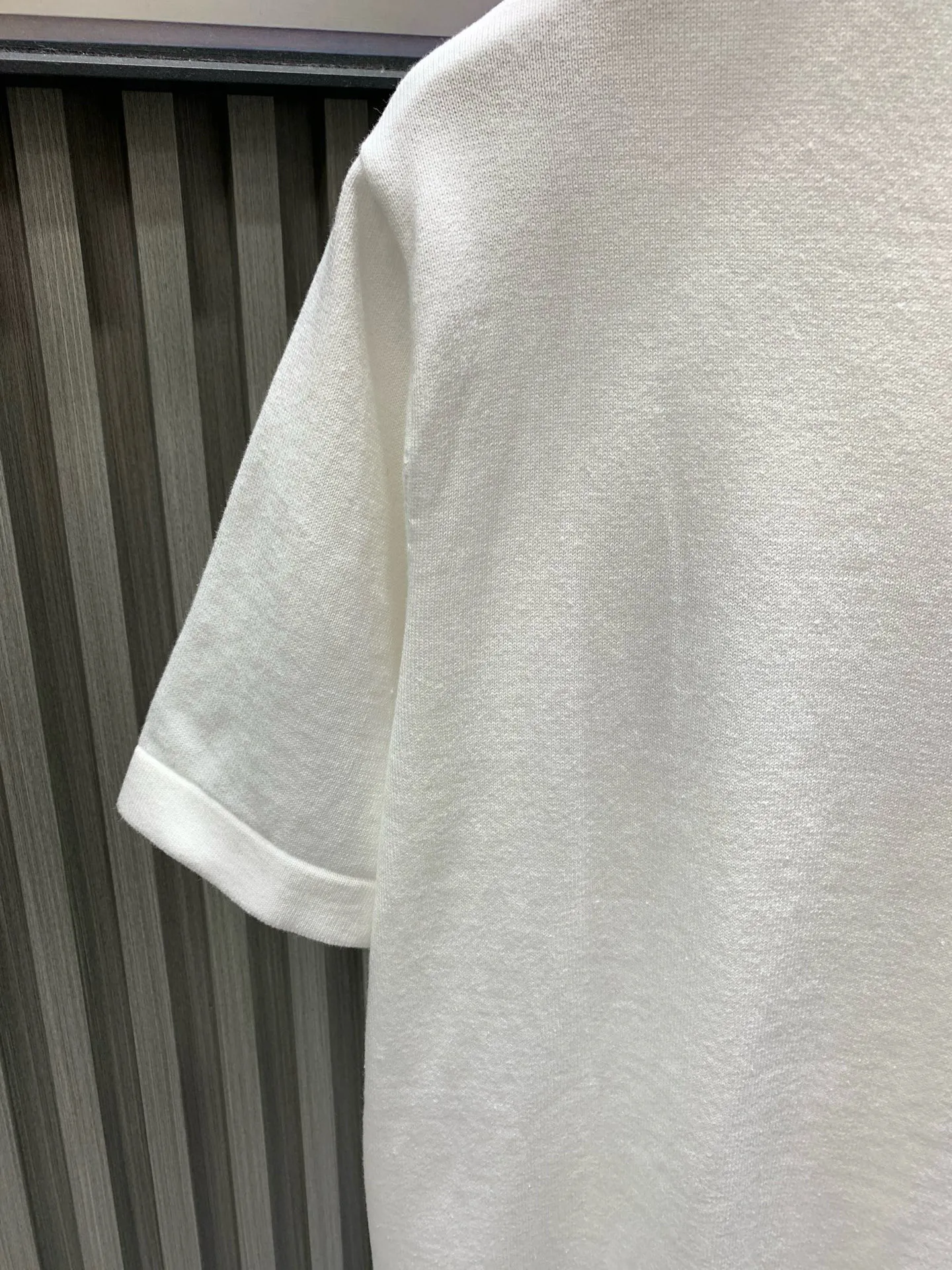 🅿️290 🀄️ Louis Vuitton Louis Vuitton 1v twill letter short-sleeved crew neck shirt. This T-shirt uses 14s intarsia technology. The logo is woven in contrasting colors. The flipped armholes are specially stitched to inject new ideas. The mulberry silk intarsia label on the back presents a mirror effect. If the jacquard is presented using a reverse-to-positive process, the visual craftsmanship of the sweater will be stronger. The contrast between the tissues will make the concave and convex texture more obvious. Clever use of yarn characteristics to reflect the details